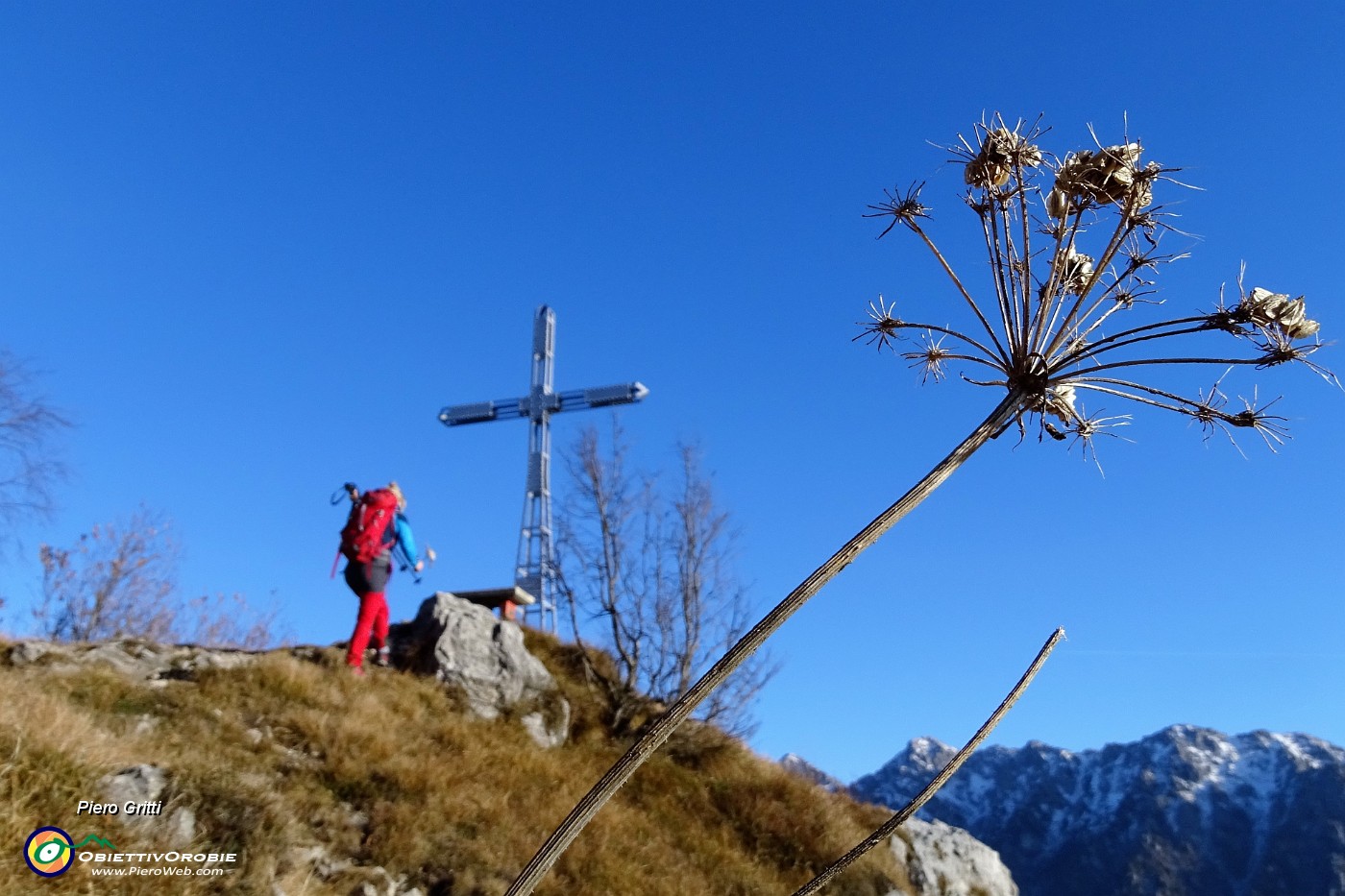 29 Alla croce del Monte Castello (1425 m).JPG